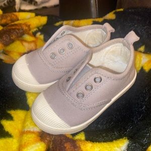 Grey toddler size 6.5 bought off Amazon no name brand